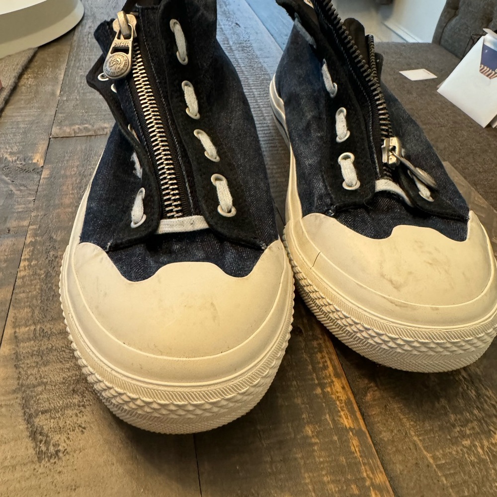 Men’s Diesel High Top Shoes. Never worn, zip up middle